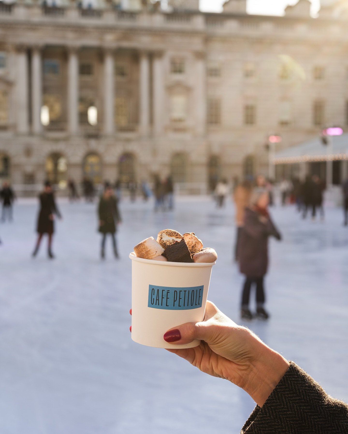 The hot chocolate of dreams - topped with brownie chunks and fluffy marshmallows. A perfect treat to warm you up before or after your skate session at @somersethouse 💙

Happy Friday and joyful skating! 🍫⛸️