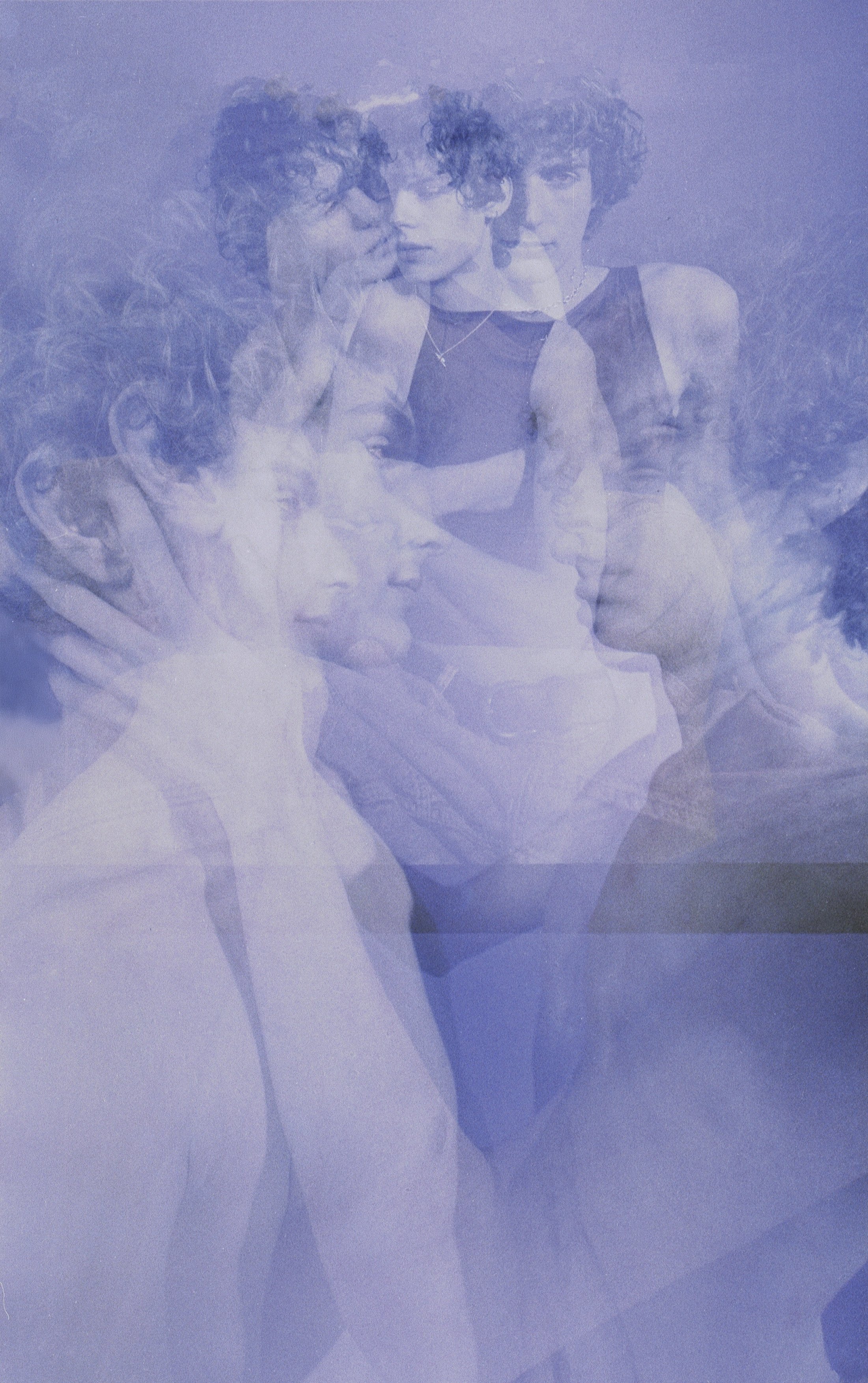 Multiple exposure of two men embracing, their faces repeating and overlapping in blue tones. Geminus by Hartenjager.