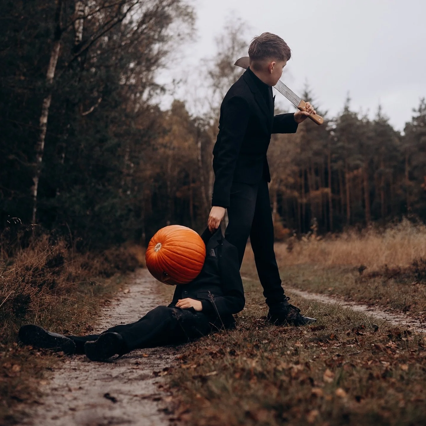 Sticky fingers, tired feet; one last house, trick or treat!Happy Halloween! 🎃

Bij ons wordt het huis elk jaar versiert voor Halloween, tegen de avond komen er steeds kindjes aan de deur die hun best hebben gedaan om er zo Spooky mogelijk uit te zie