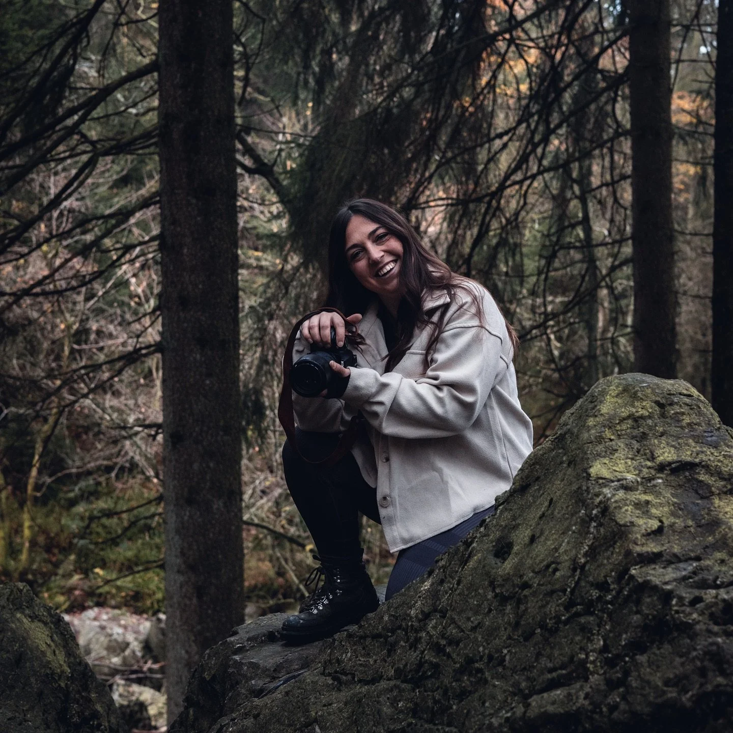 LET&rsquo;S MEET!

Eens in de zoveel tijd mag ik mijzelf weer even opnieuw voorstellen. Een kijkje achter de lens 📸

Hi! Ik ben Anne. Ik ben een fotograaf die het liefst te vinden is in the great outdoors. Met een camera &amp; een kopje koffie in mi