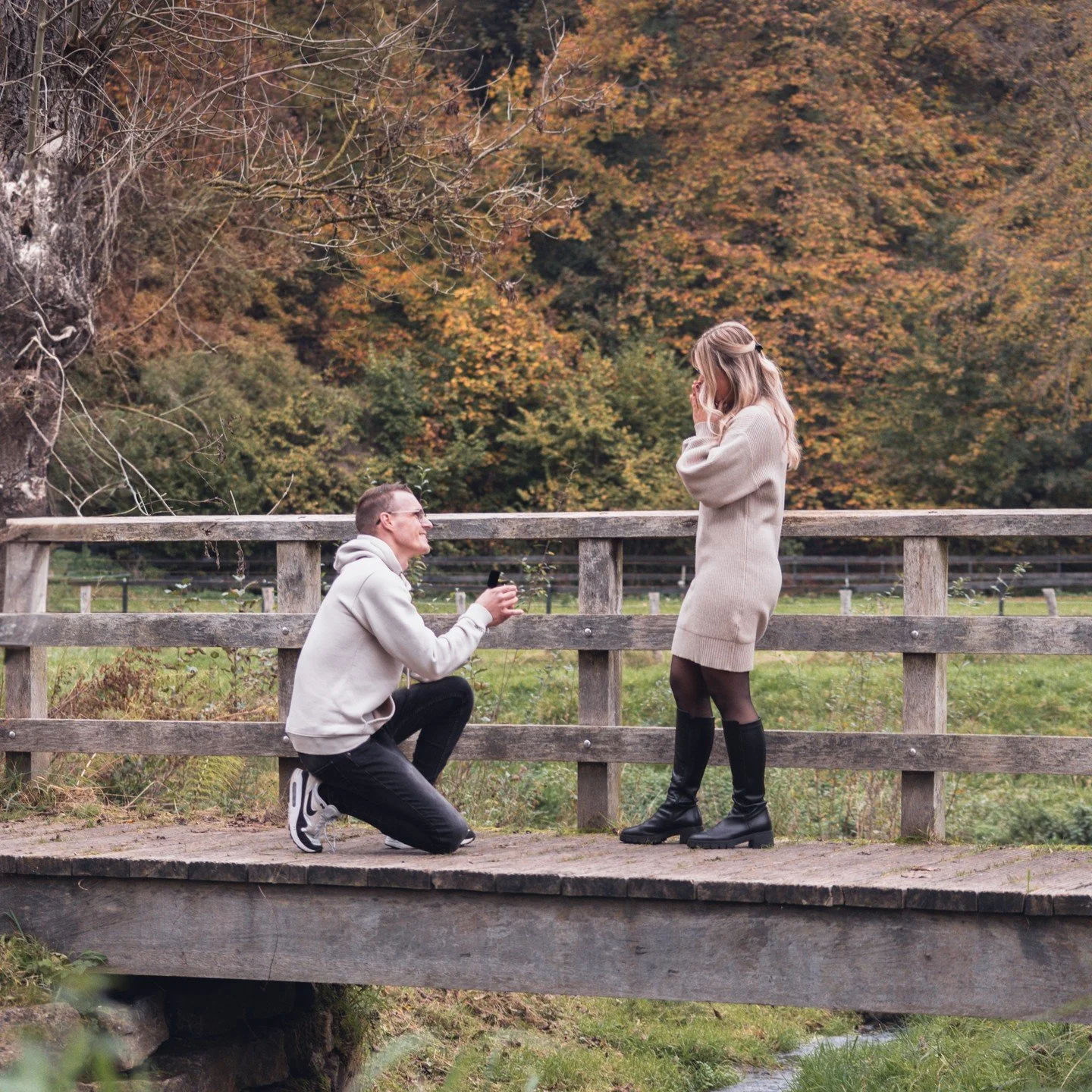 Dat fotografie mij op bijzondere plekken zou brengen, dat wist ik.

Dat ik daardoor bij het meest bijzondere moment van mijn beste vrienden mocht zijn, dat had ik mij nooit kunnen bedenken! 💕

De liefde van deze twee is al 15 jaar groot en het wordt