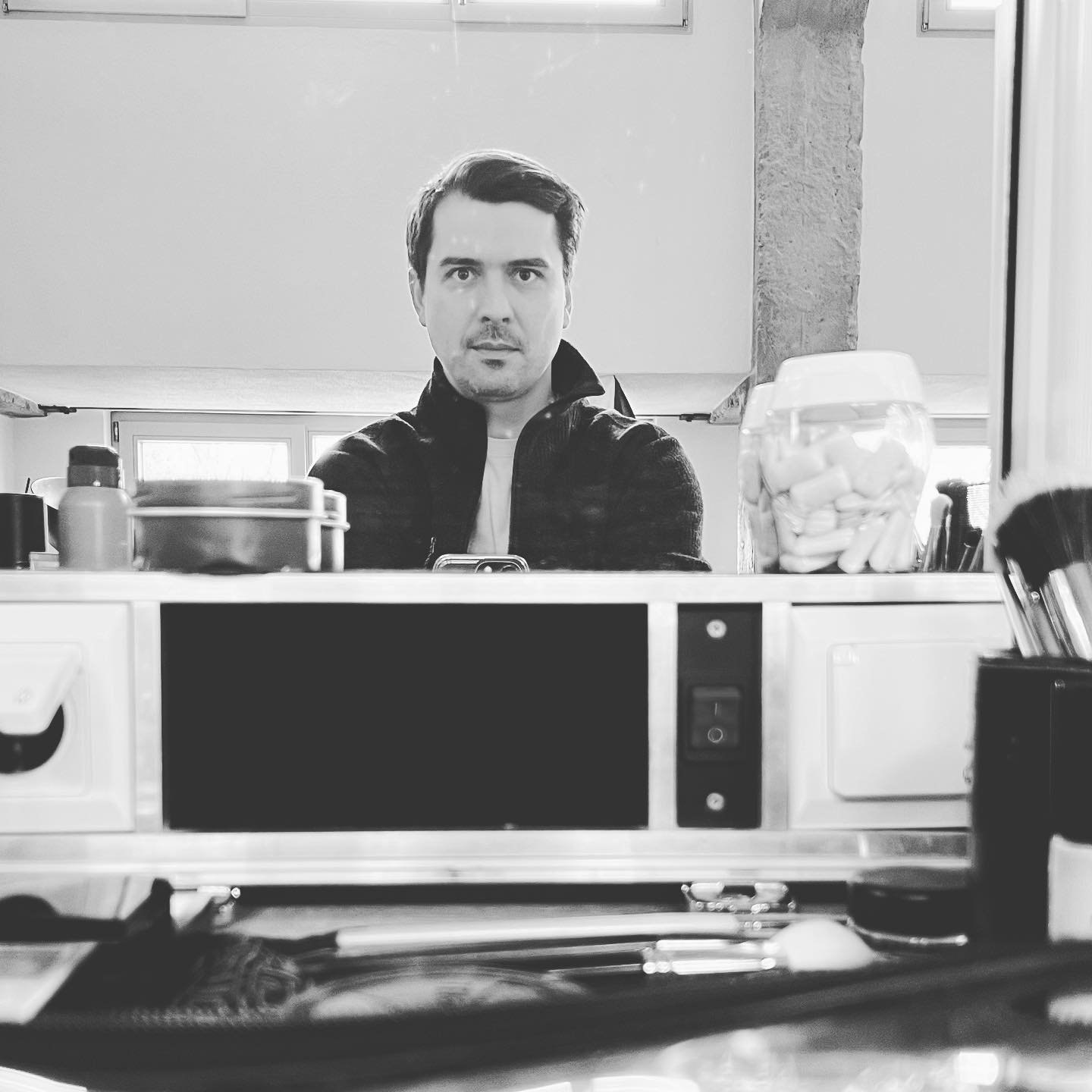 Alleine in der Maske 🤓

#maske #masked #schminke #actor #waiting #actorslife #youhaveonlyoneshot #matthiaswagneractor #matthiaswagner #knitterfisch #moderator #amset