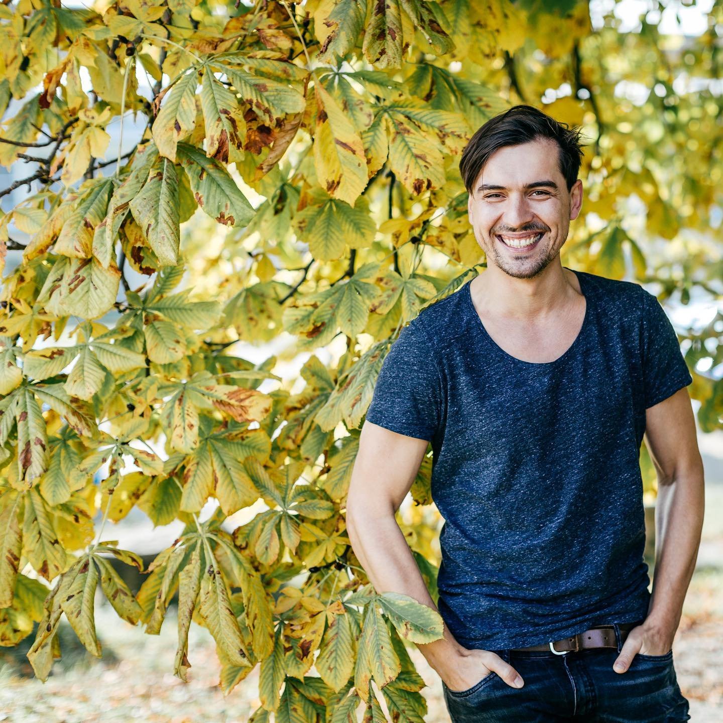 L&auml;cheln im September!
.
#matthiaswagneractor #davidpinzer #september #l&auml;cheln #smile #autumn #herbst #oldpic #from #2017 #portrait #portraitphotography #bunt #color #farbenfroh #matthiaswagner #actor