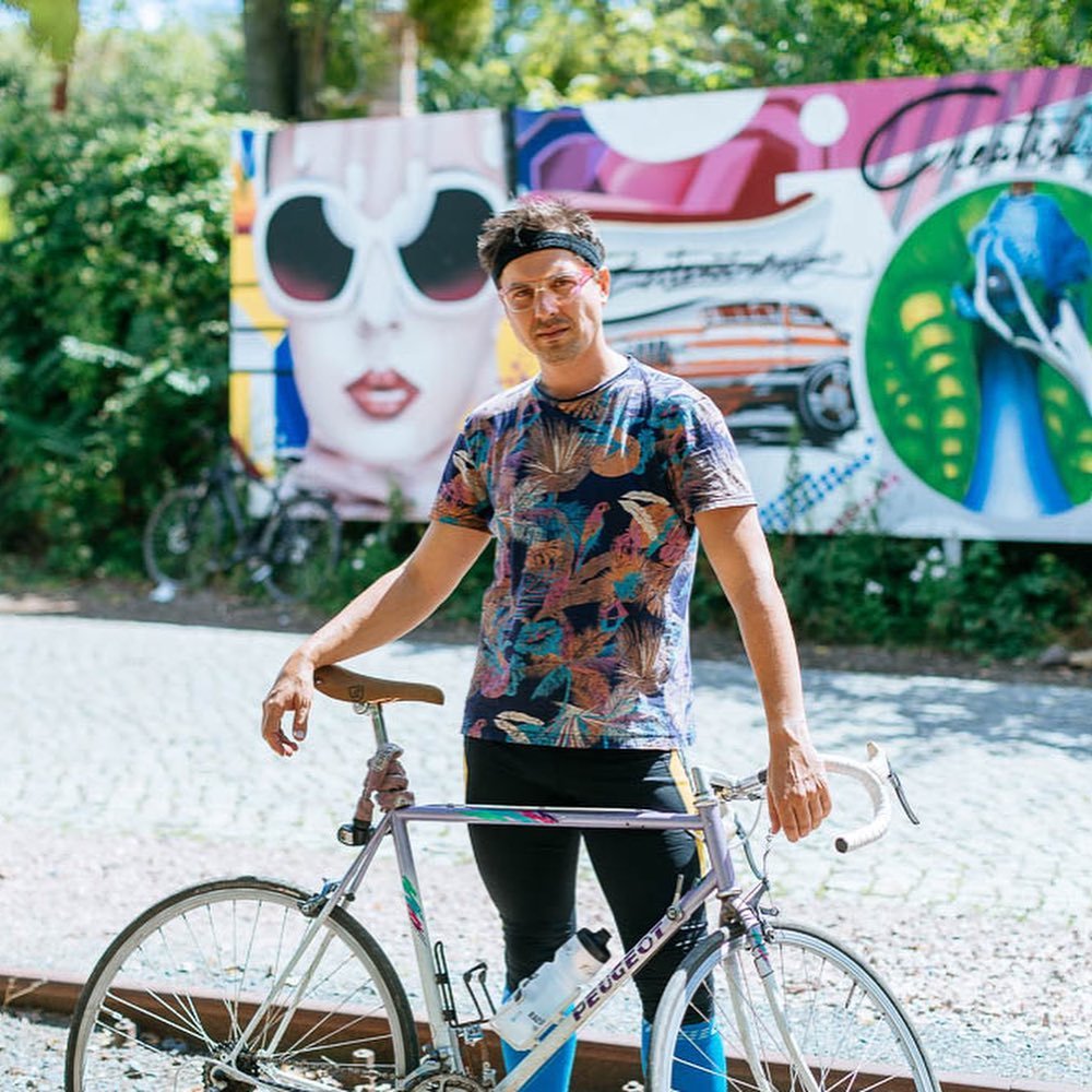 Nicki &amp; Bike vs. T-Shirt &amp; Fahrrad
.
#nicki #tshirt #hemd #oberteil #herren #bike #cycle #bicycle #riding #cycling #fahrrad #fahrradfahren @davidpinzer_work @philippmakolies @makkmusik #makkmusik
