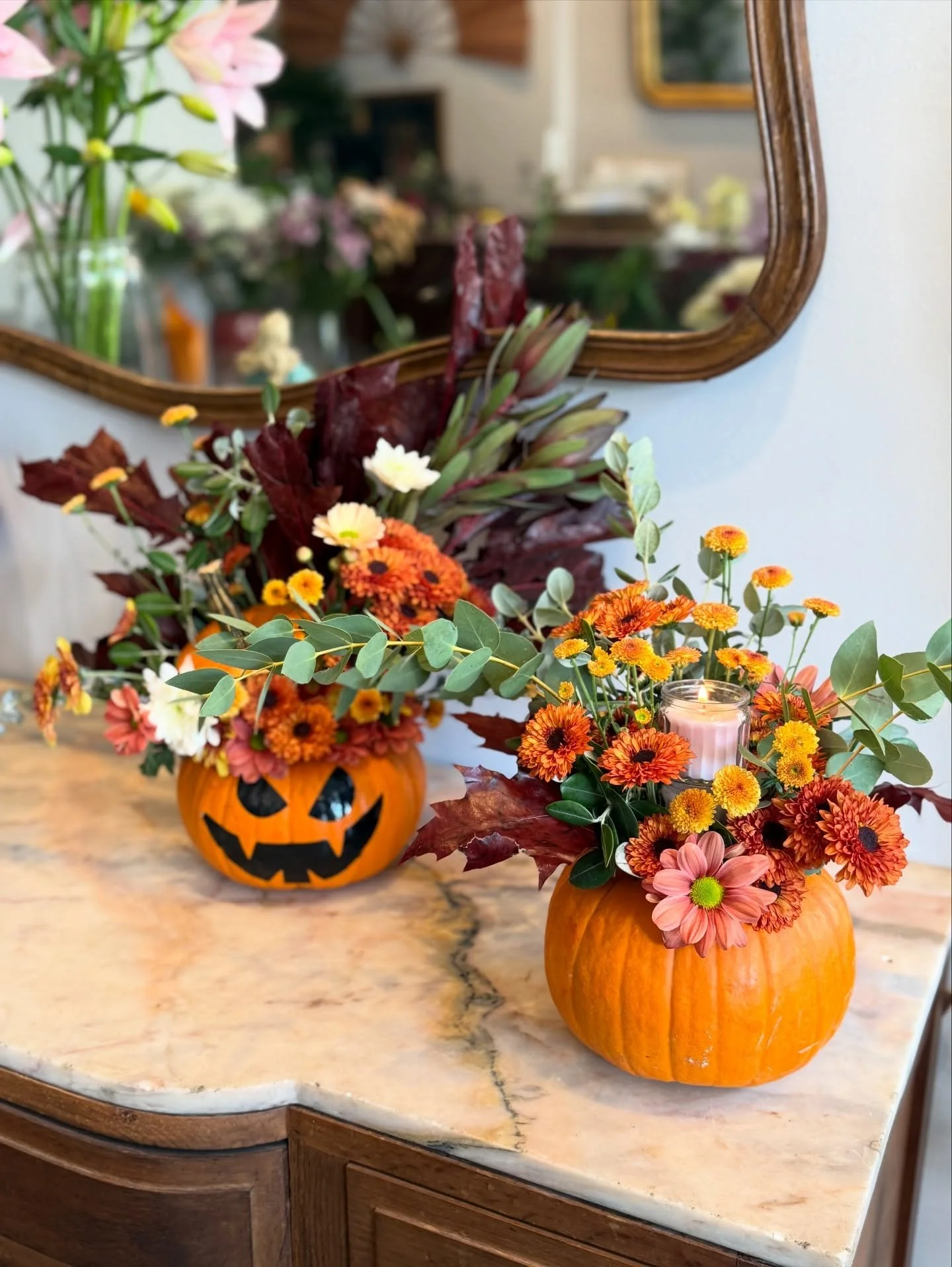 🎃 Trick or treat!
Get into the Halloween spirit with our custom pumpkin arrangements &mdash; perfect for your party table or cozy autumn decor 🕯️🍁
DM us to order your pumpkin centerpiece! 🧡

#floresdomar #halloweenflowers #pumpkinarrangement #flo