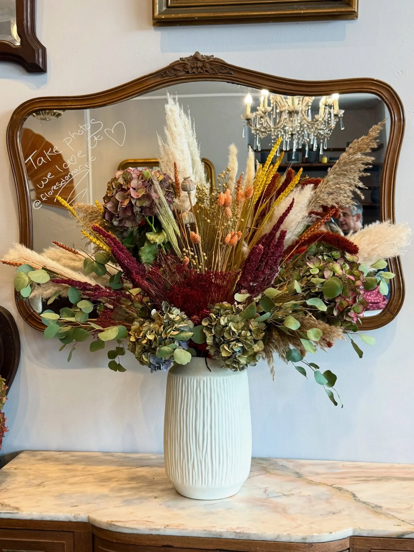We loved creating these custom dried flower arrangements for the amazing @corecollective.lisbon 🩷

Perfect for the season &mdash; rich autumn tones that bring warmth and texture, and best of all, they last forever. 🍂

Are you looking for your own c