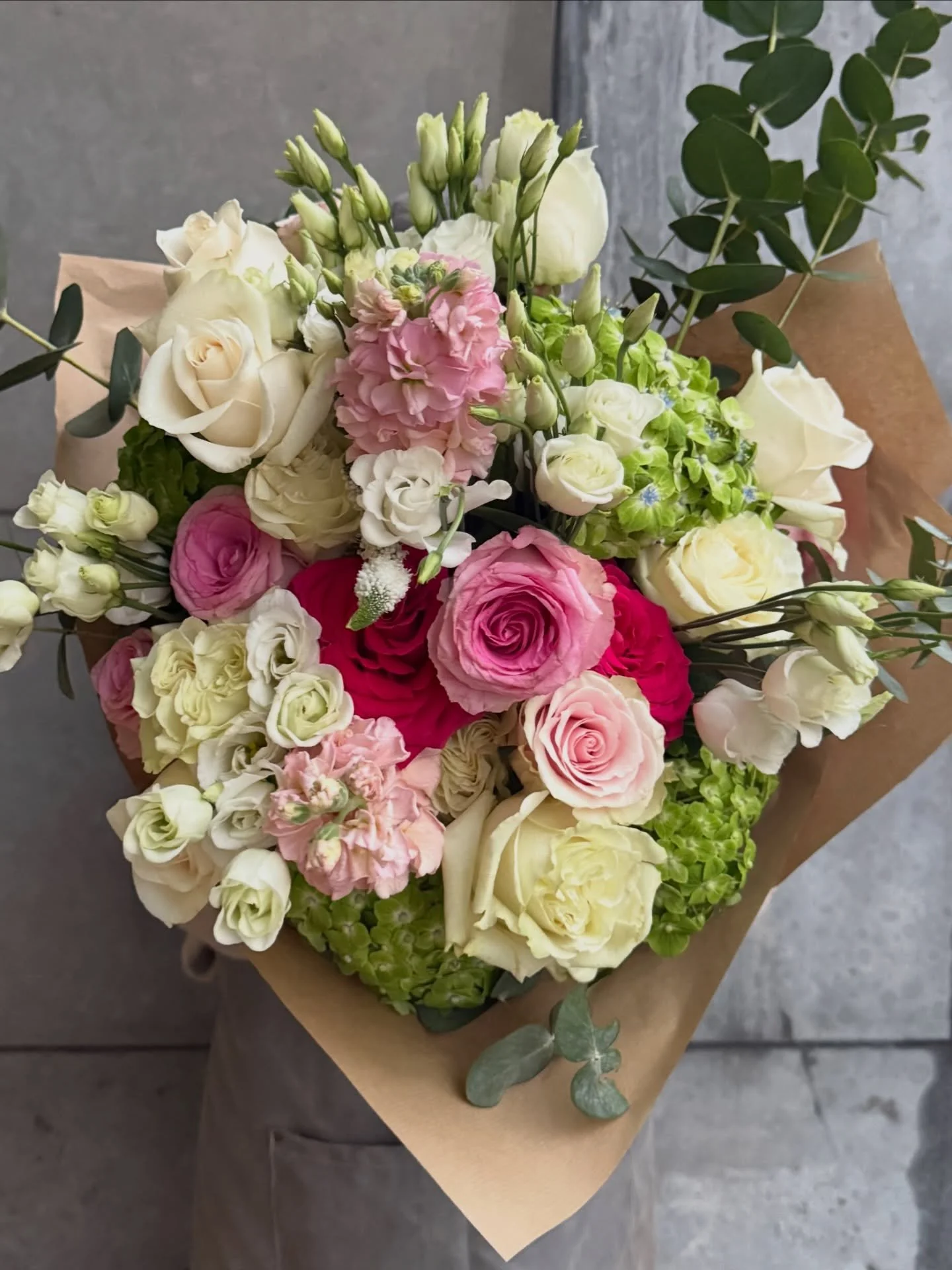 Just 1 day left until Valentine&rsquo;s Day ❤️🌹
We&rsquo;re already busy in the shop preparing lots of orders!
Don&rsquo;t forget to order your bouquet for pick up or delivery tomorrow.

&hellip;&hellip;

Falta apenas 1 dia para o Dia dos Namorados 