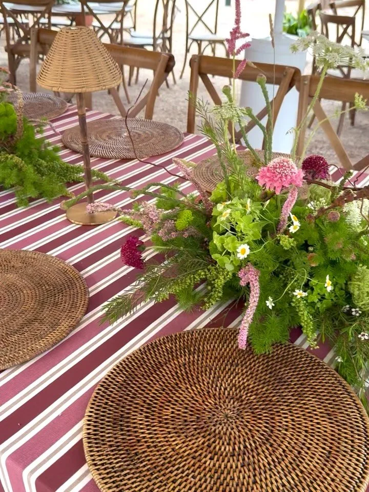 @fiartril, in the lead-up to the wedding.

An enchanted garden taking shape, just before the party starts.

Layers of greenery running the length of the table, drawing in the surrounding landscape.

Loose, textural, slightly wild.

Flores do Mar.

@f