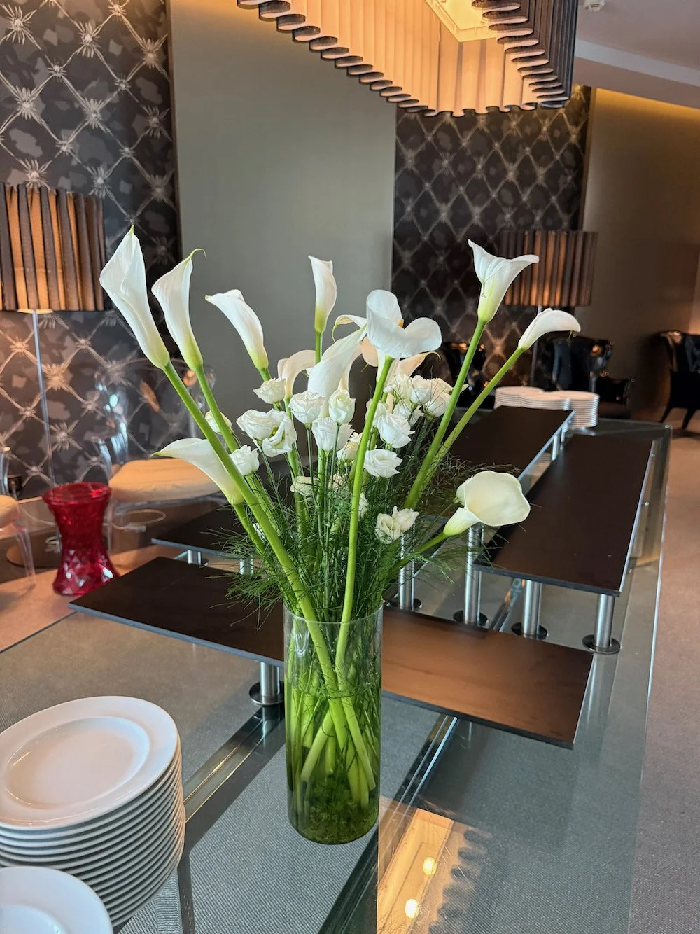 Modern Table Arrangements for a celebration at the Myriad by Sana, Lisbon