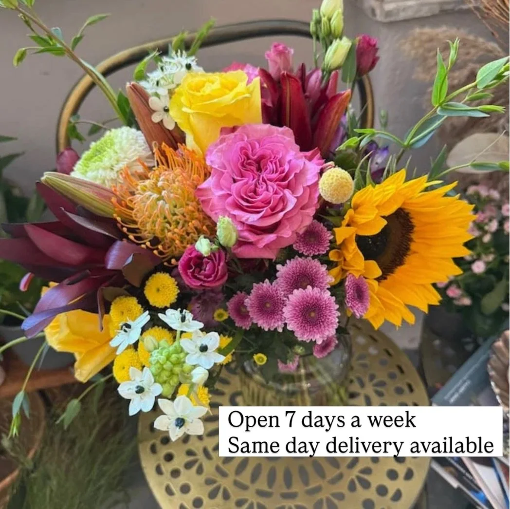 Welcome to Flores do Mar 🌸

Big, beautiful, wild bouquets, made to impress. We&rsquo;re open 7 days a week, with same-day delivery available across Estoril and Cascais.

Order at floresdomar.pt or message us for a bespoke bouquet 💐

&mdash;

Bem-vi