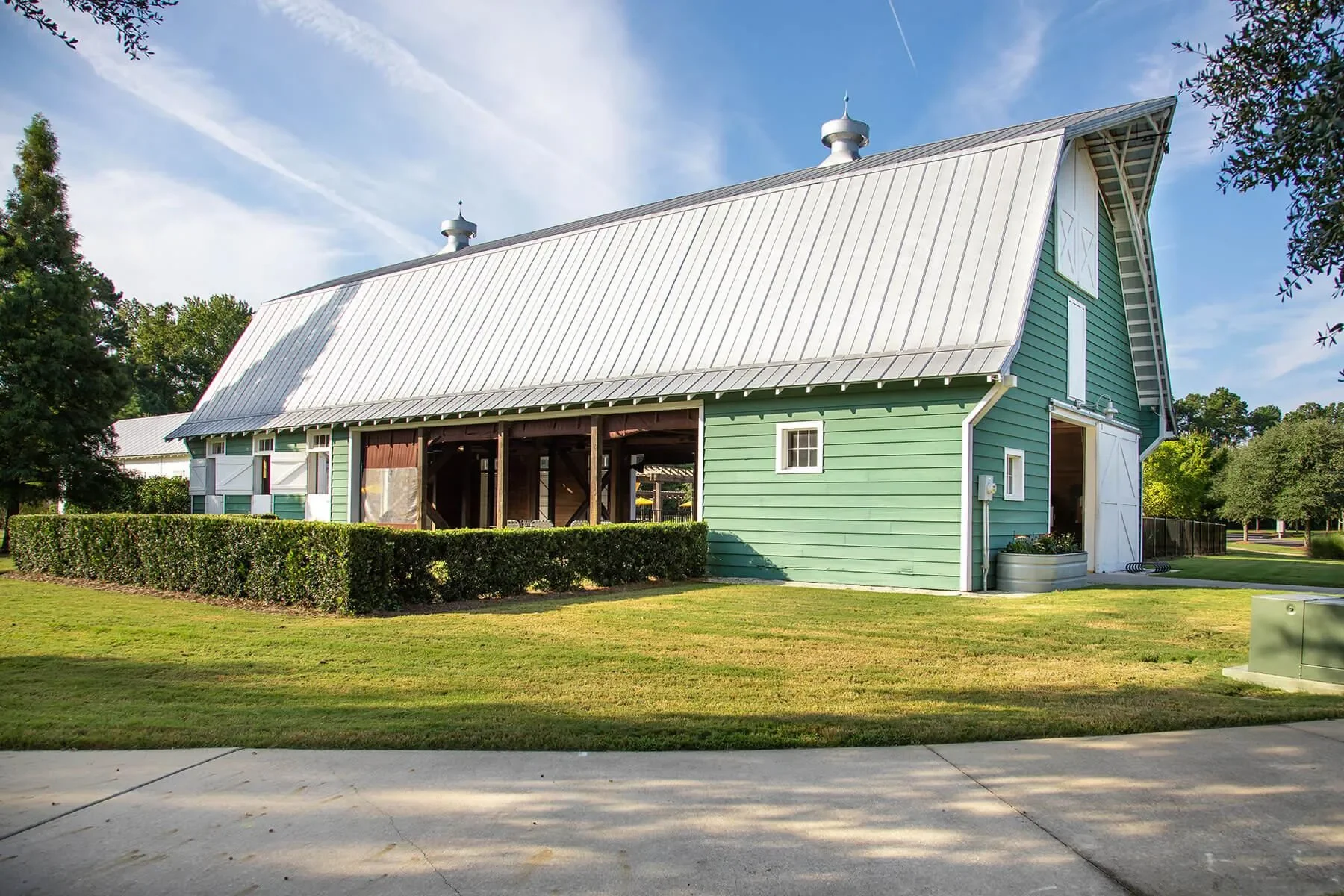 carnes-crossroads-summerville-sc-green-barn.webp