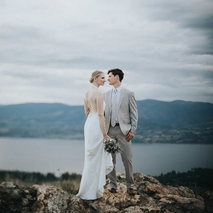 You KNOW I love a couple who commits to the hike to get photos like these! 🩵 🤍