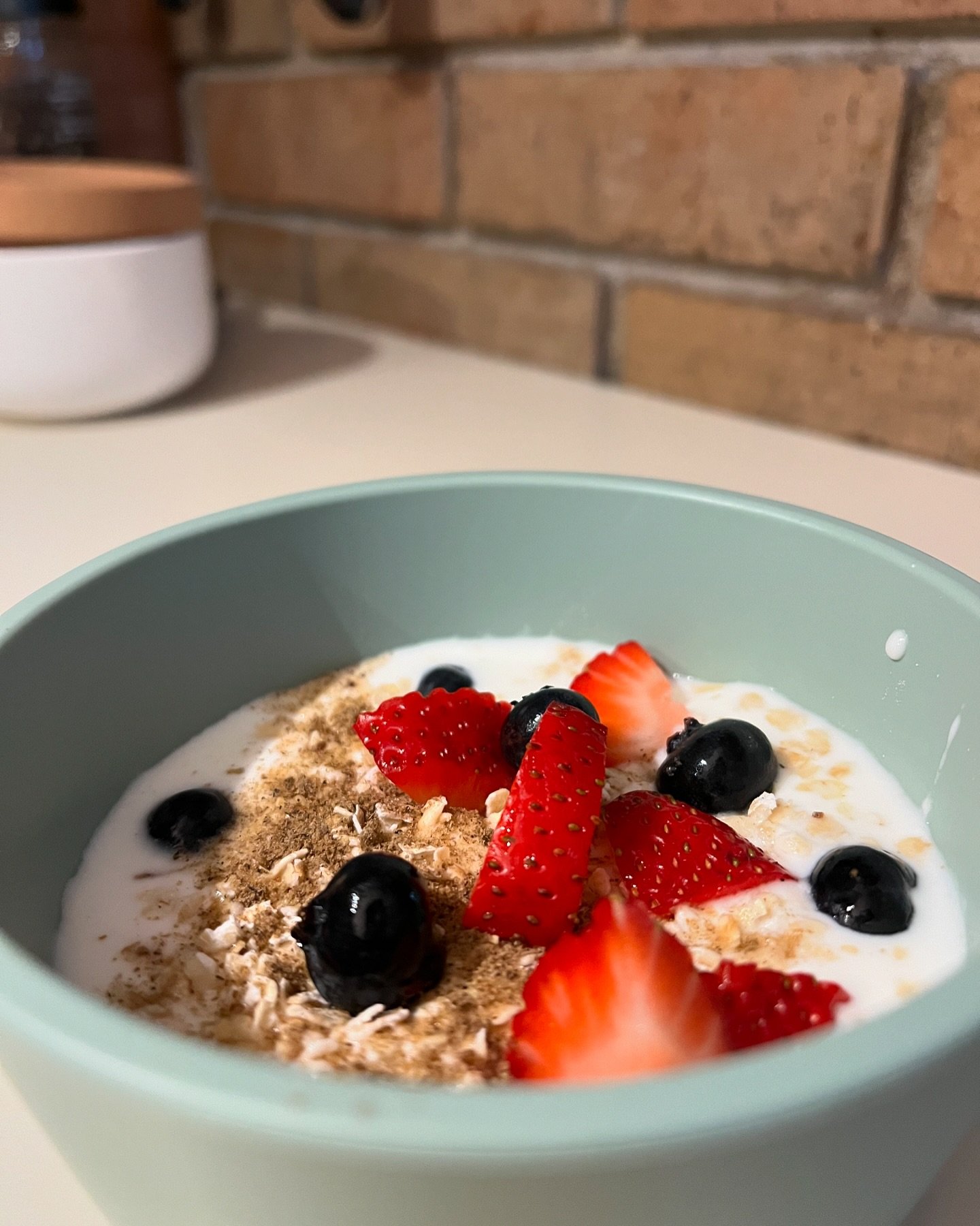 How can you easily integrate cricket powder into your diet? 
Well, just add to your cooking 👩&zwj;🍳

This morning I made a Greek yogurt breakfast bowl for the kids. 
Yogurt + fresh strawberries and blueberries + drizzle of honey + sprinkle of oats 
