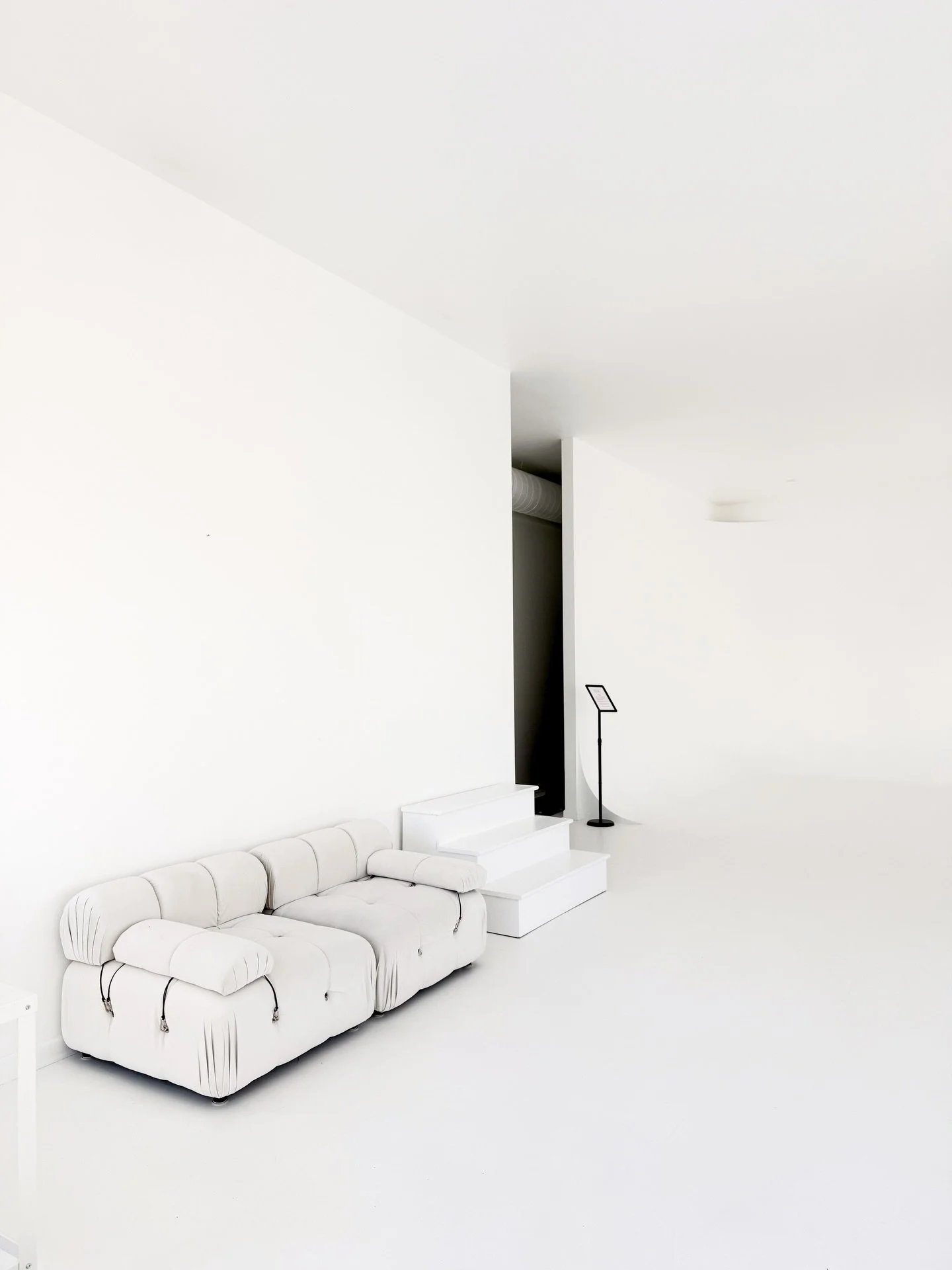 Photographers always say they&rsquo;re hoping for good light when they book a studio 👀

At Blanc, the best part is you actually have multiple lighting options depending on the time you book.

In the morning, the space fills with bright, indirect lig