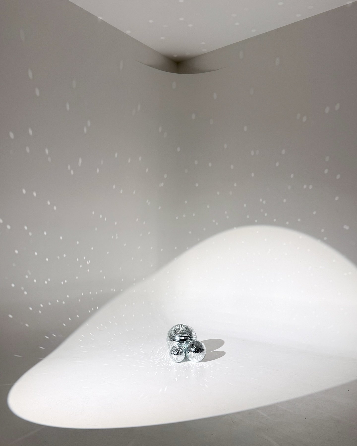 Sometimes you just have to throw light on the walls and see what sticks 🪩😉

As photographers ourselves, we&rsquo;ve been so used to relying on natural light and only shooting during the day. Shooting in the dark?! Scary!!

Bringing these lights int