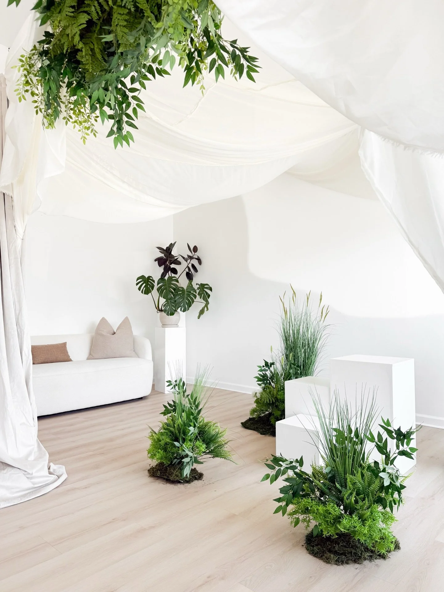 only a few days left of our Garden Canopy Set and we still love her so much 🥹 

There&rsquo;s so many different ways you can shoot with the canopy and it makes the perfect backdrop for so many different types of sessions! 

Come check it out while y