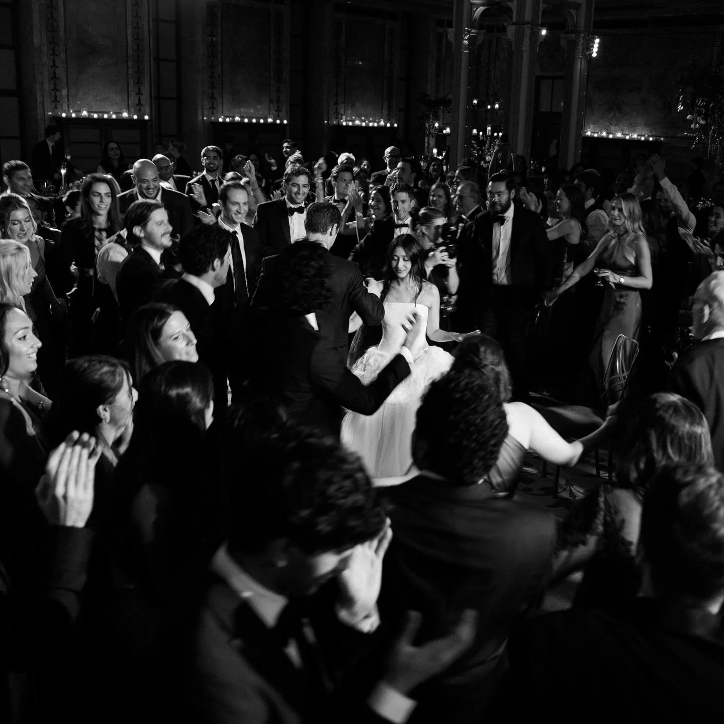 NYPL horah magic. @lindsaylandman 

x.

#nypl #nyplwedding #nycwedding #nycweddingphotographer #nycfilmphotographer