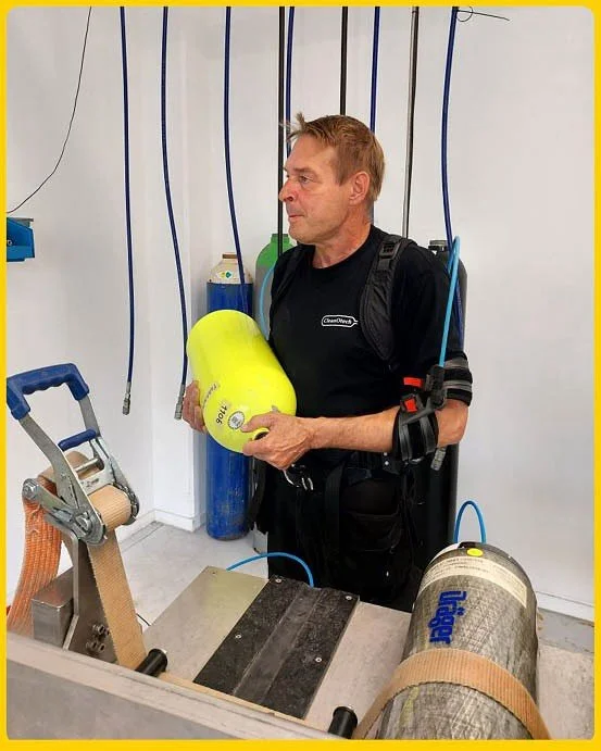 Back to work with a fragile shoulder? It&rsquo;s possible!

Our exoskeleton was tested and adjusted for Henrick, owner of CleanOtech and inventor of a patented machine for cleaning and testing oxygen bottles.

He was immediately convinced and adopted