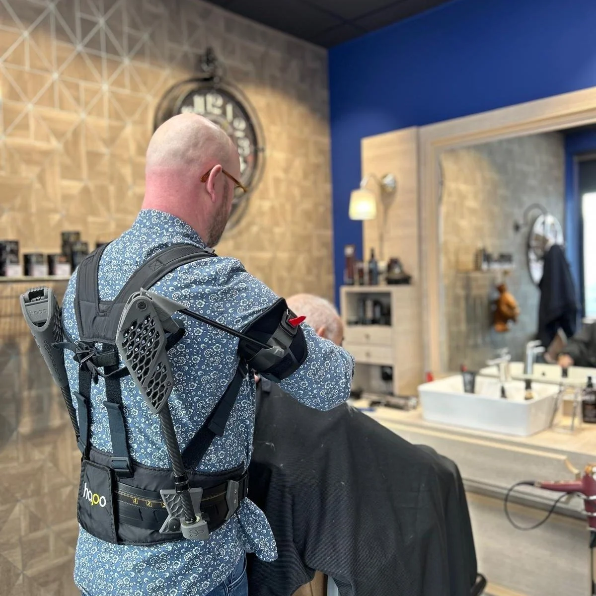 Where precision meets protection 

In a barber&rsquo;s daily routine, raised arms, repetitive motions, and fixed postures can take a toll.

That&rsquo;s exactly why the HAPO UP exists: to support overhead movements, reduce strain, and provide comfort