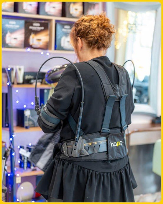 Saviez‑vous qu&rsquo;une coiffeuse passe plus d&rsquo;1h par jour bras lev&eacute;s &agrave; plus de 60&deg; ?💇&zwj;♀️
Entre positions debout, gestes pr&eacute;cis et postures fixes, &eacute;paules, nuque et dos sont tr&egrave;s sollicit&eacute;s 

