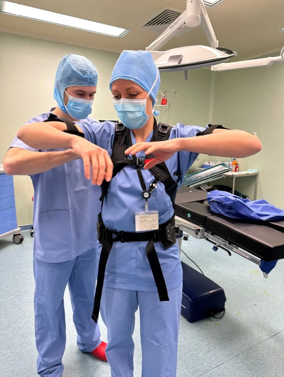 The @hapo_exoskeleton at H&ocirc;pital Priv&eacute; de la Loire 💪

To support operating room professionals facing demanding postures and prolonged arms-up work, while fully preserving the freedom of movement essential to care, H&ocirc;pital Priv&eac