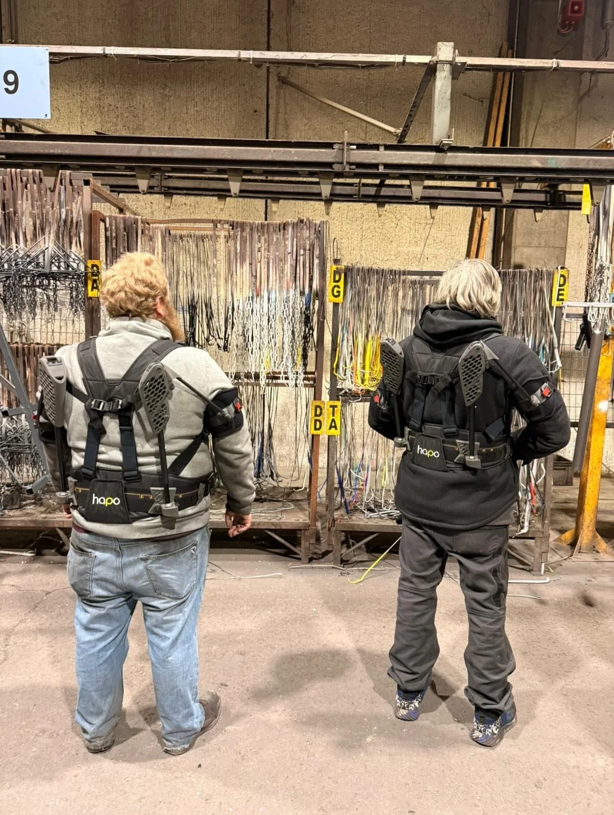 💪 Trying an exoskeleton is adopting it!

Our teams tested the Hapo Up on demanding painting-hanging tasks: arms raised for long periods, putting a lot of strain on shoulders and back.

The Hapo Up supports raised arms and relieves the back, while ke