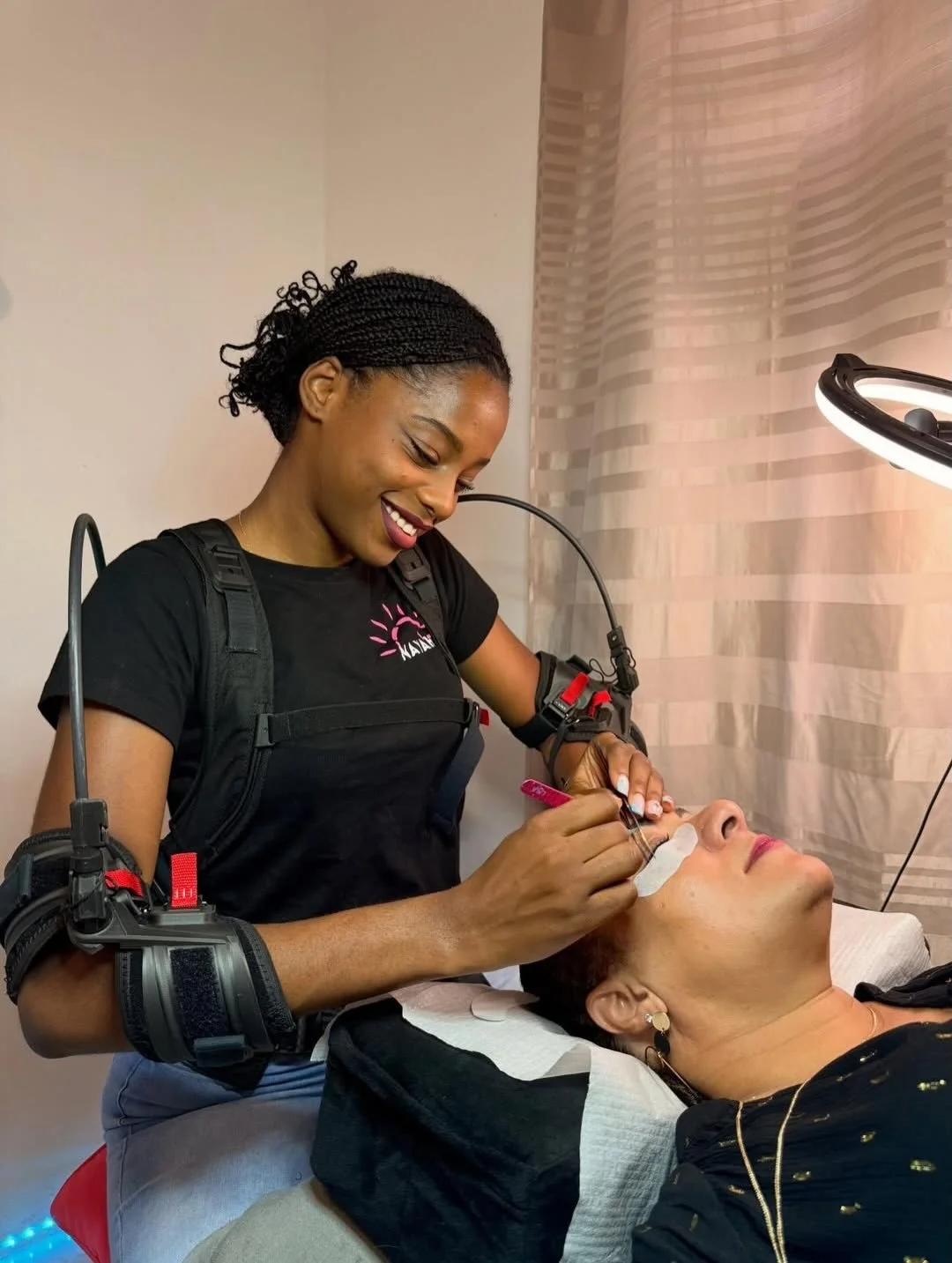 Beauty &amp; exoskeleton: Hapo FRONT tested by @nayah.wellness 🌸

The beauty profession is not immune to musculoskeletal disorders. Prolonged postures, repetitive gestures and raised arms place significant strain on the shoulders, neck and upper bac