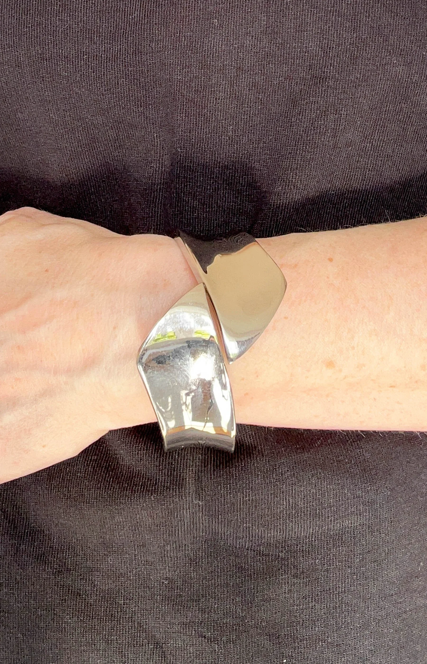 LBL_Silver-Hinge-Bangle-04.jpg