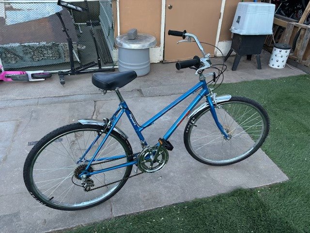 Spalding ladies Bike Physiofit.
Five speed rear cassette with tube top shifters, new sealed, bottom bracket bearings, new crank new pedals new grips, all new brake and shifting cables. This bike has been completely refurbished from top to bottom.