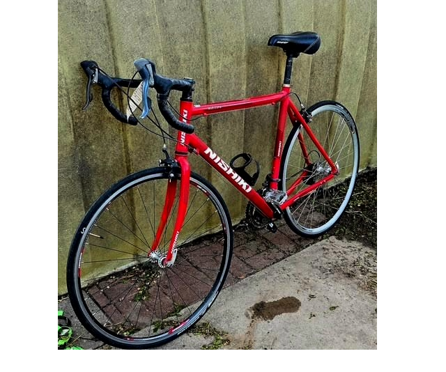 Nishiki Men's Road Bike.
Large size frame would generally fit a rider that is 5' 8" to 6' 2".
Integrated brakes and index shifting. This bike is in great shape. New Bar wrap and completely new shifting and brake cables.
Eight eight-speed cassette on