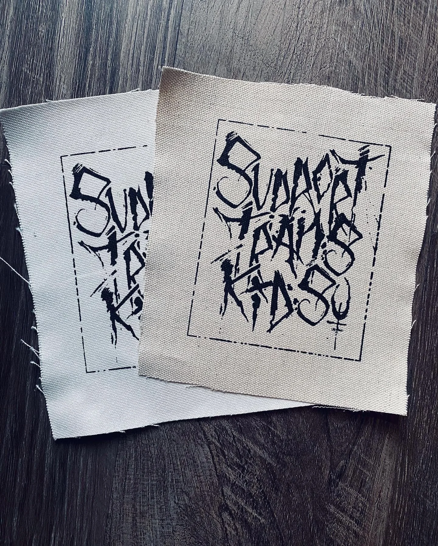 .: 𝕻𝖆𝖙𝖈𝖍𝖊𝖘 𝖋𝖔𝖗 𝖘𝖆𝖑𝖊 :.

- Support Trans Kids 
- Eat The Rich 

Joiex has decided to start making patches, these two designs are for sale. There are two separate colours for material, Ivory ( White ) &amp; off white ( Tan ) colour. 
It w