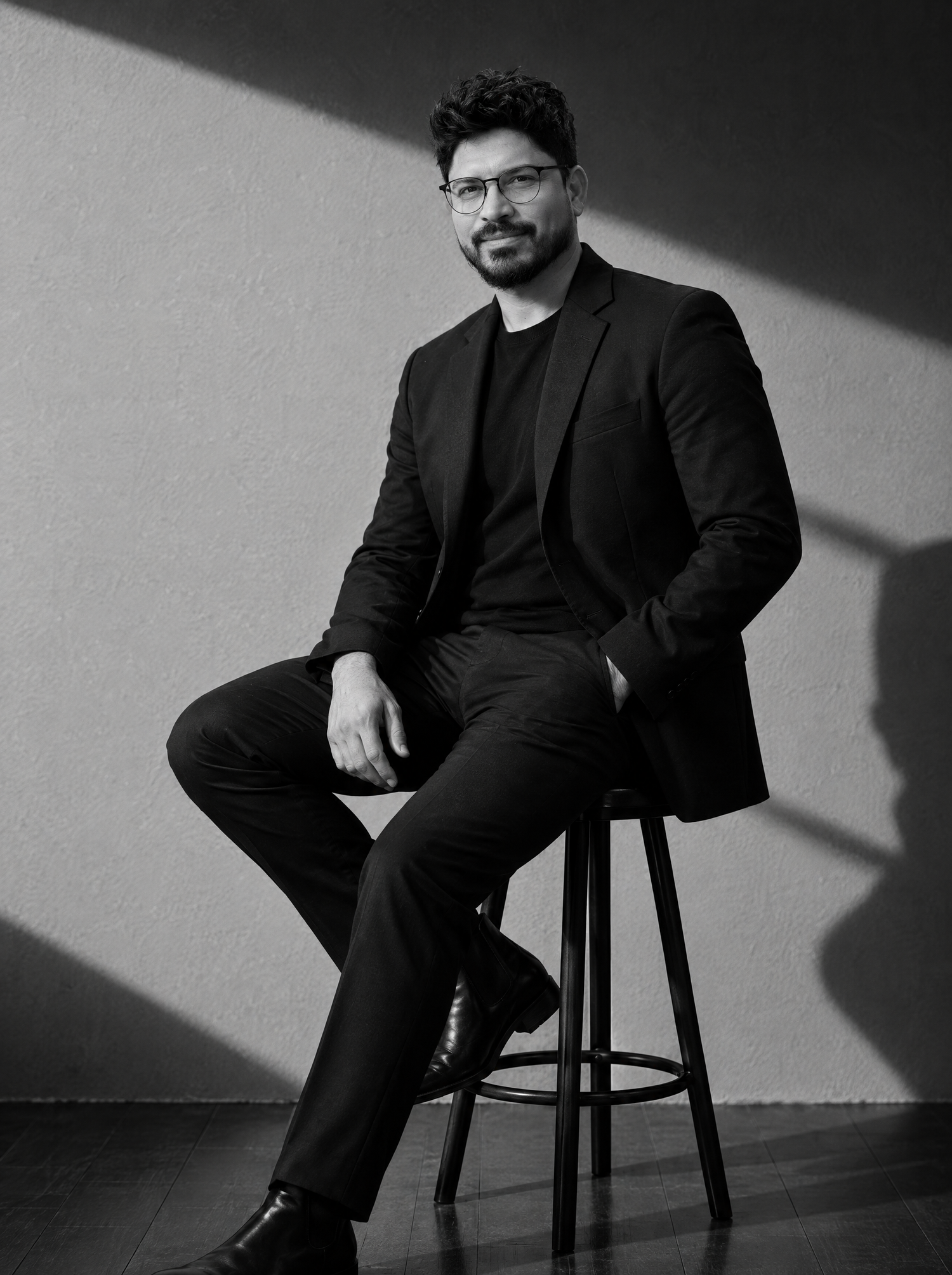 Retrato de Alfredo Contrera, fundador y maestro colorista de Alfredo James Hair Design en San Antonio, Texas