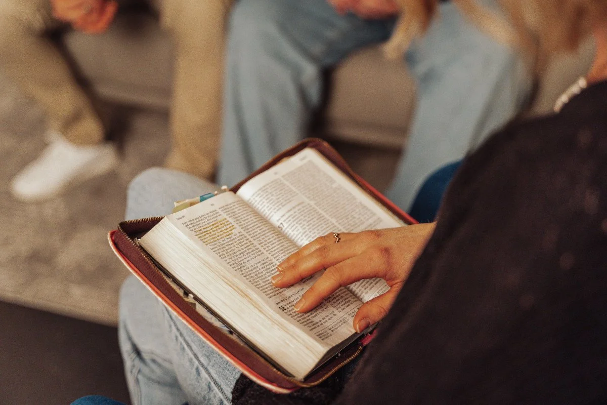 Frau mit Bibel.JPG