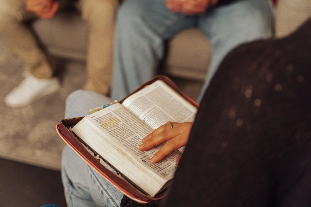 Sabine liest Bibel.JPG