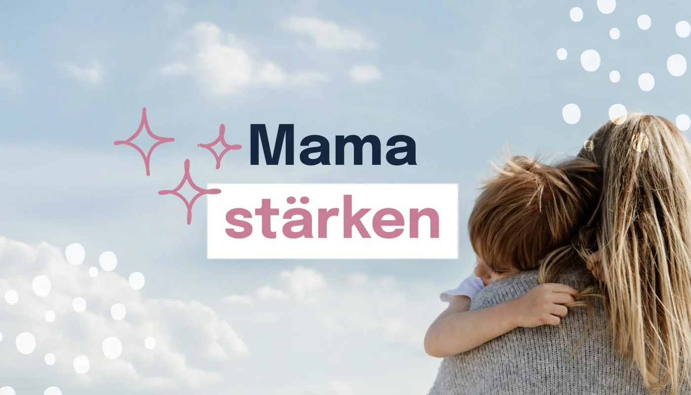 Eine Mutter umarmt ihr Kind unter einem Himmel mit Wolken, mit dem Text "Mama stärken" auf dem Bild.