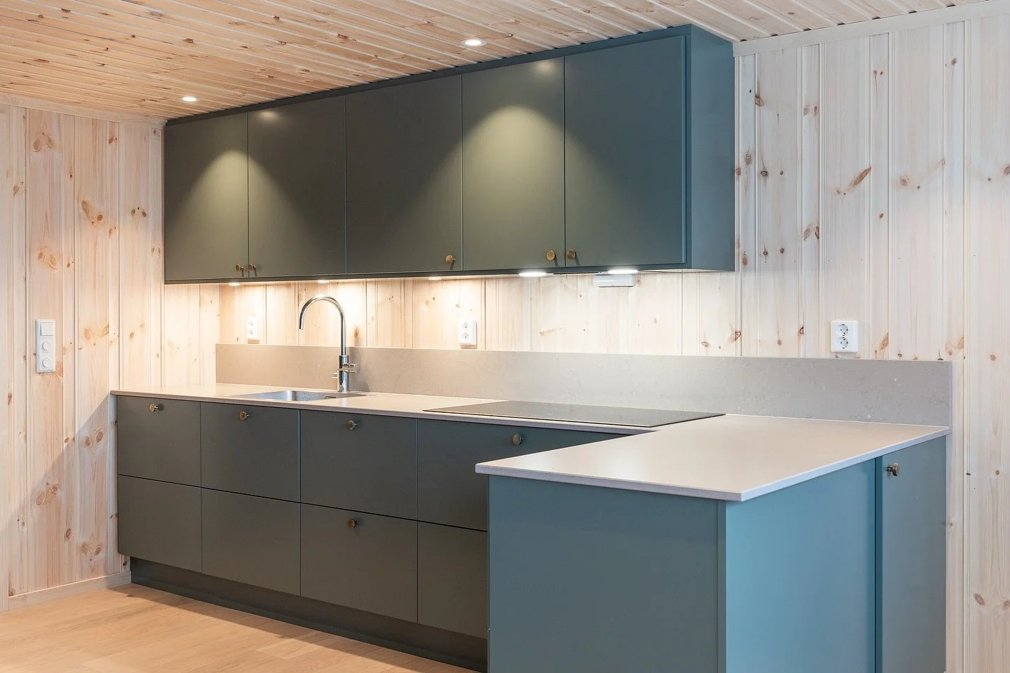 ✨ Et lite tilbakeblikk på stue og kjøkken vi pusset opp i denne hytta i fjor høst – og resultatet ble vi skikkelig fornøyde med!
Kjøkkenet er levert av @straikjokken, vedovnen fra @jotulstoves, og resten fra @