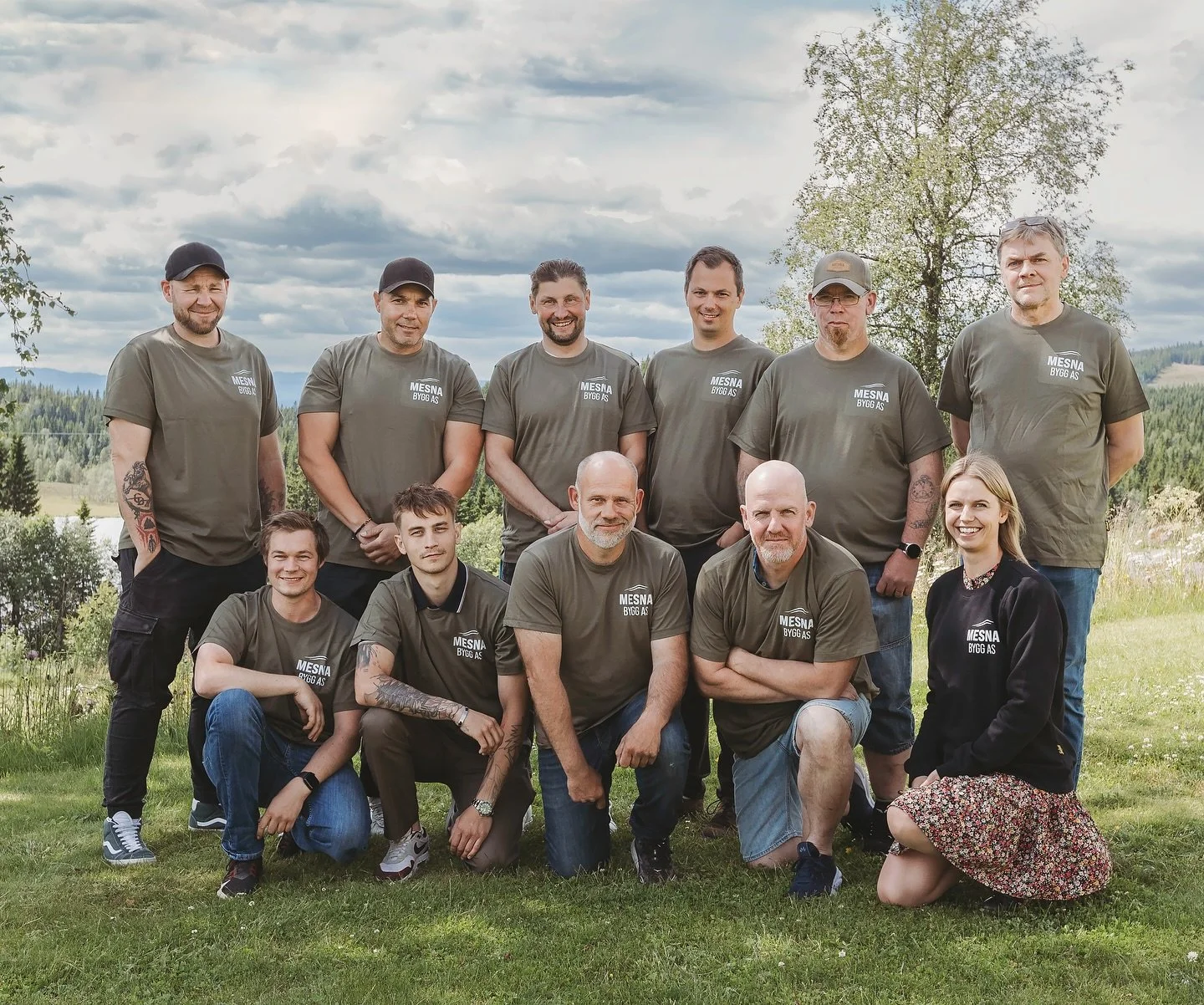 Nesten hele gjengen samlet 🙌🏼 
Etter en fin sommer er vi godt i gang igjen med mange spennende prosjekter! 🛠️🏠
God helg fra oss ☀️
#mesnabygg #gausdallandhandleri @gausdalland #snickersworkwear @snickersworkwear #mesnali #sjusjøen #hafj