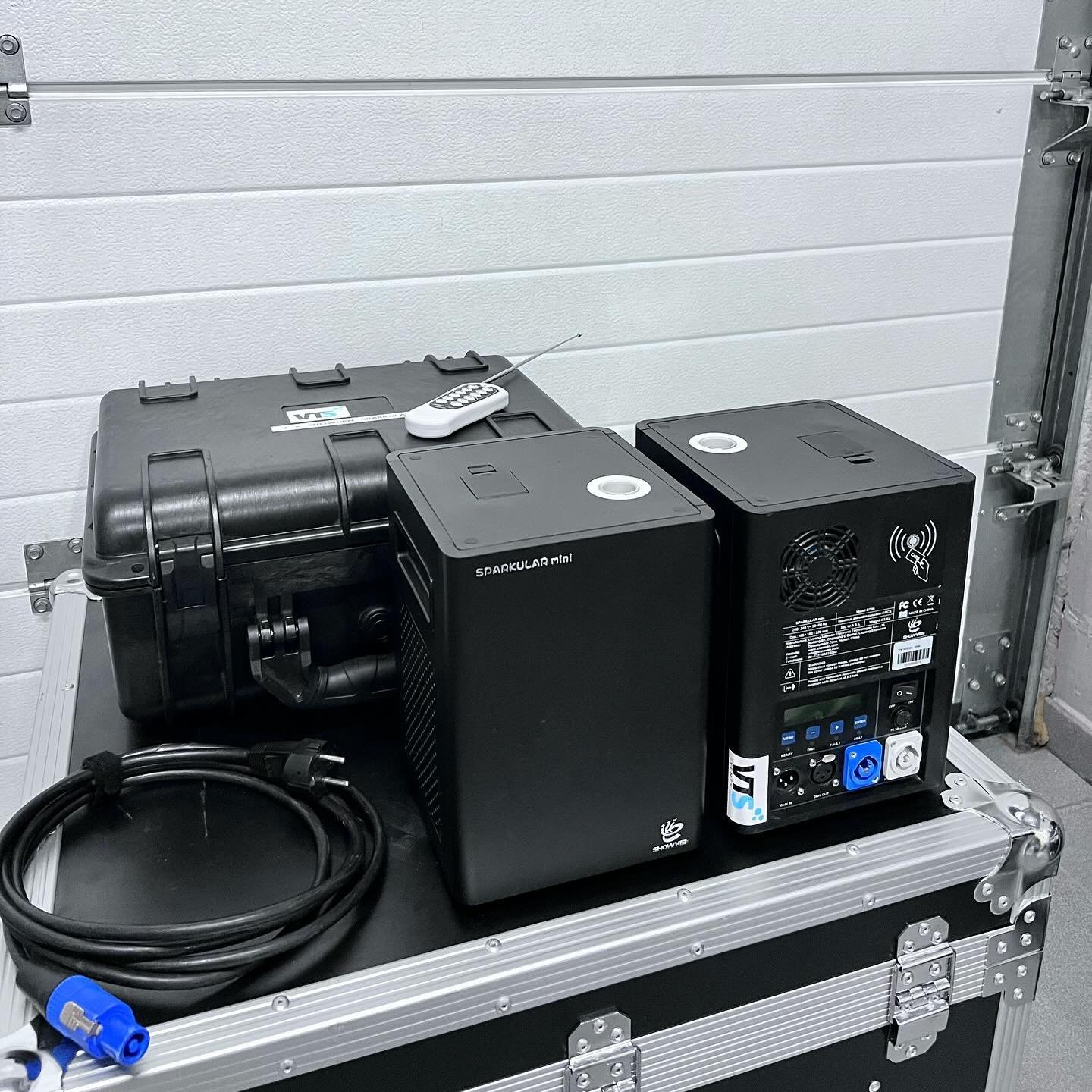 Showven Sparkular mini ✨
Geef een extra touch aan je event, spectaculaire special effects zonder gevaar.
De Sparkular mini is een vuurfontein machine die ontwikkeld werd voor indoor gebruik zonder brandgevaar. De Sparkular maakt het mogelijk om schi