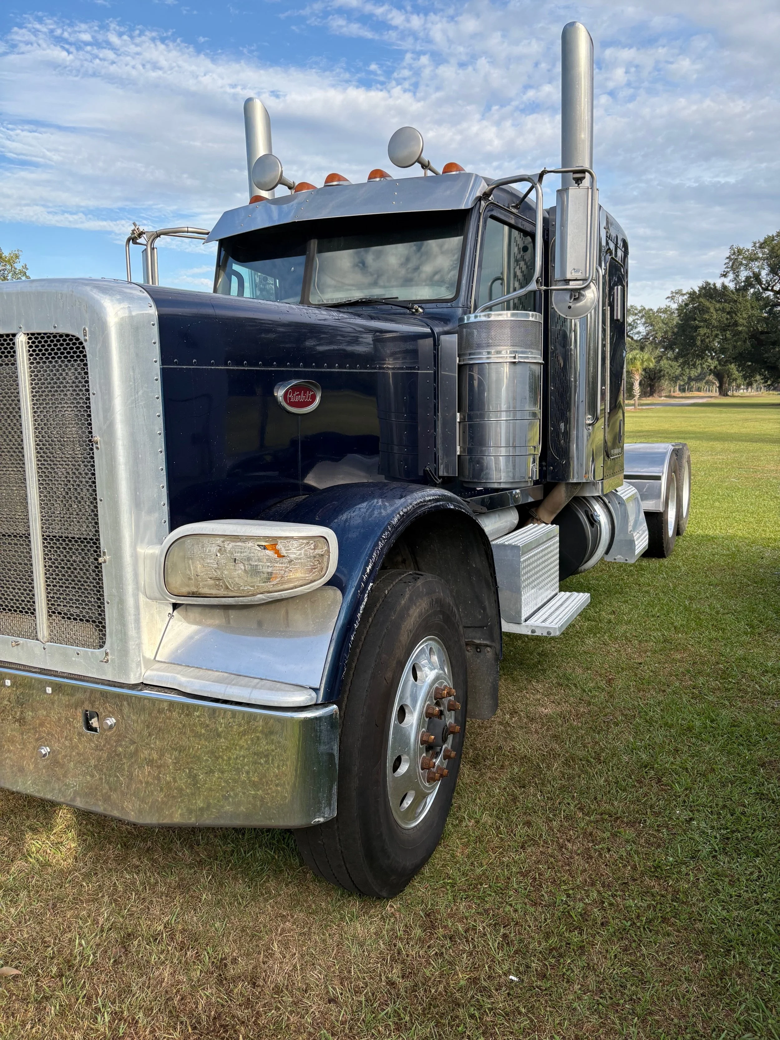 *SOLD* 2014 Peterbilt 389 - Dark Blue
