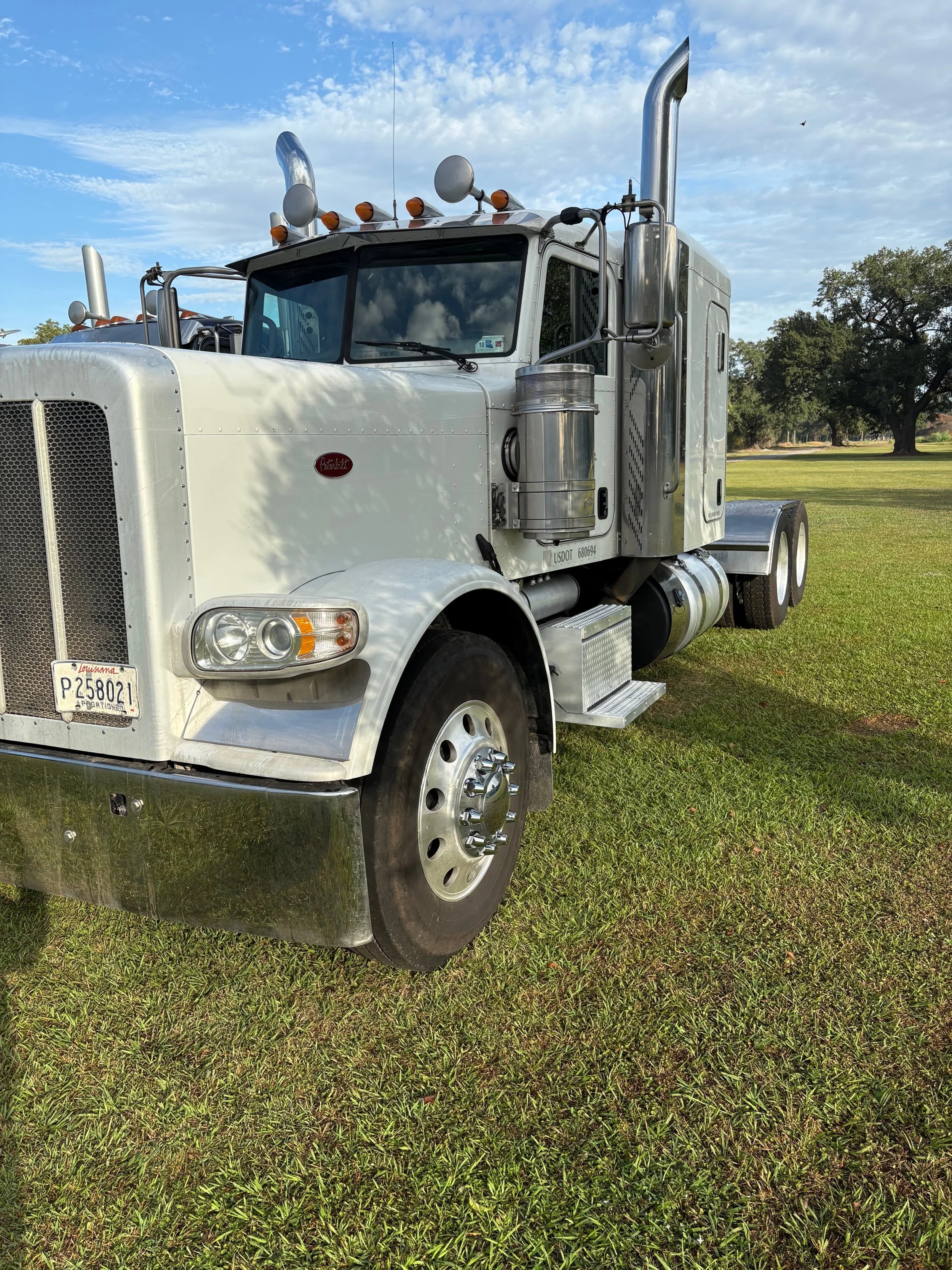 *SOLD* 2019 Peterbilt 389 - White