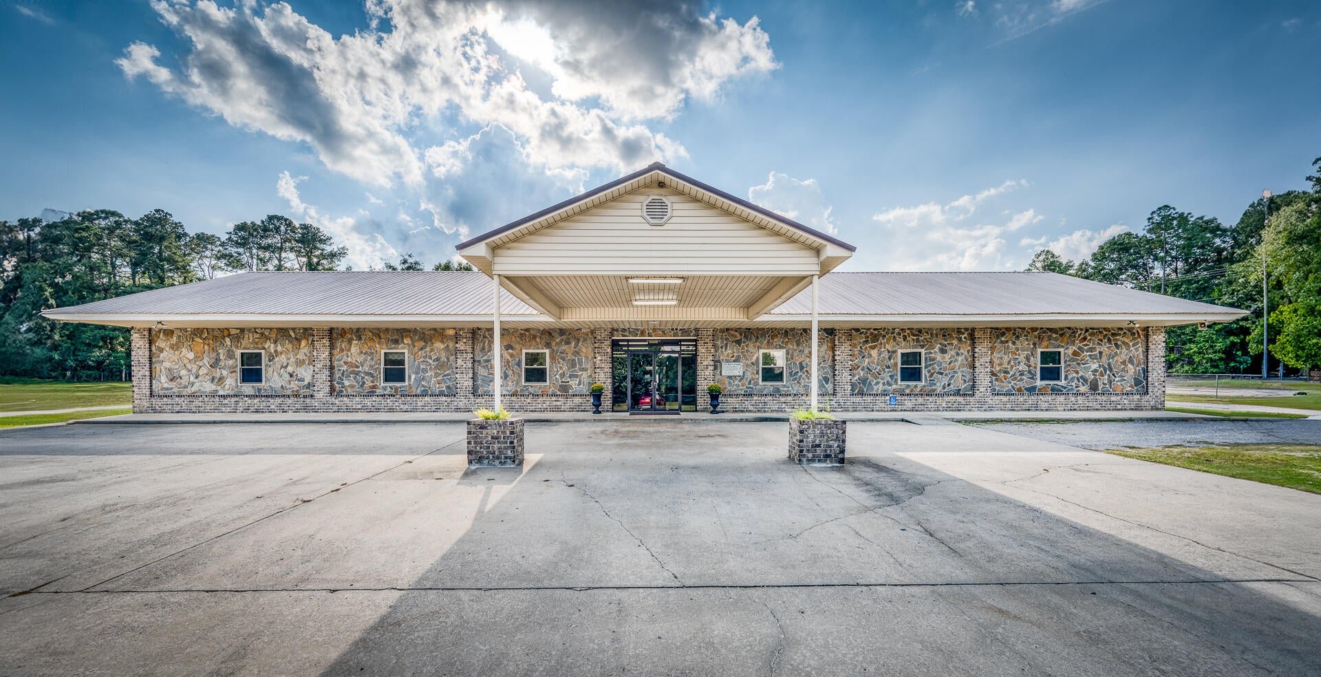 64 Hendersonville Hwy, Walterboro, SC
Existing school with many options for the future. Building has two offices and 4 multipurpose rooms, restroom facilities, PRTC security system and cameras. A second building on the property set up as living quar