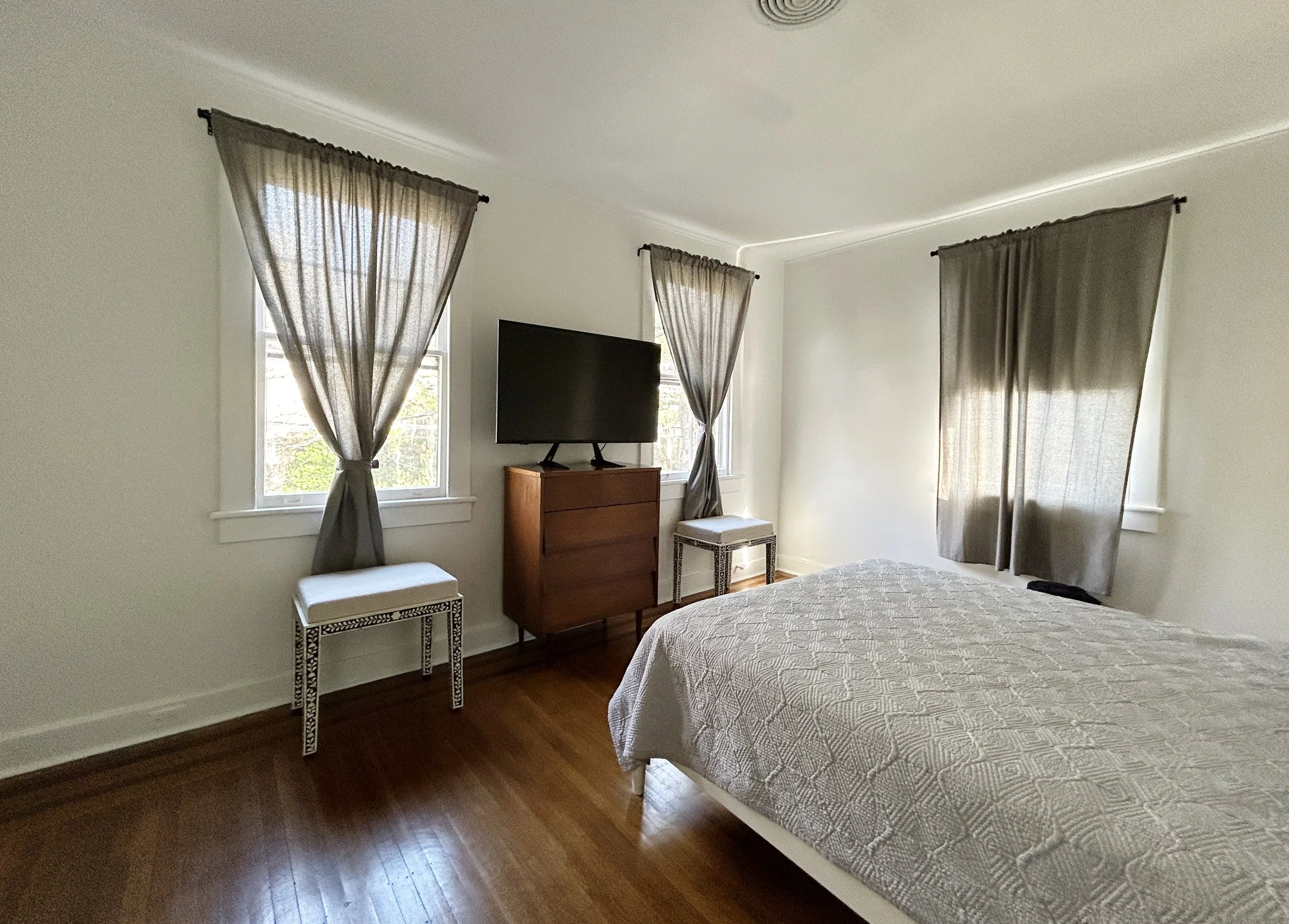 Master bedroom w/queen bed