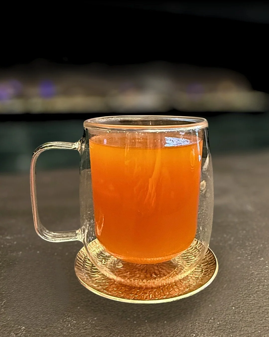 A zero-proof take on a classic hot toddy.
Strong black tea, lemon, house syrup, and whiskey barrel-aged bitters.
All the ritual, none of the alcohol &mdash; any time of day.