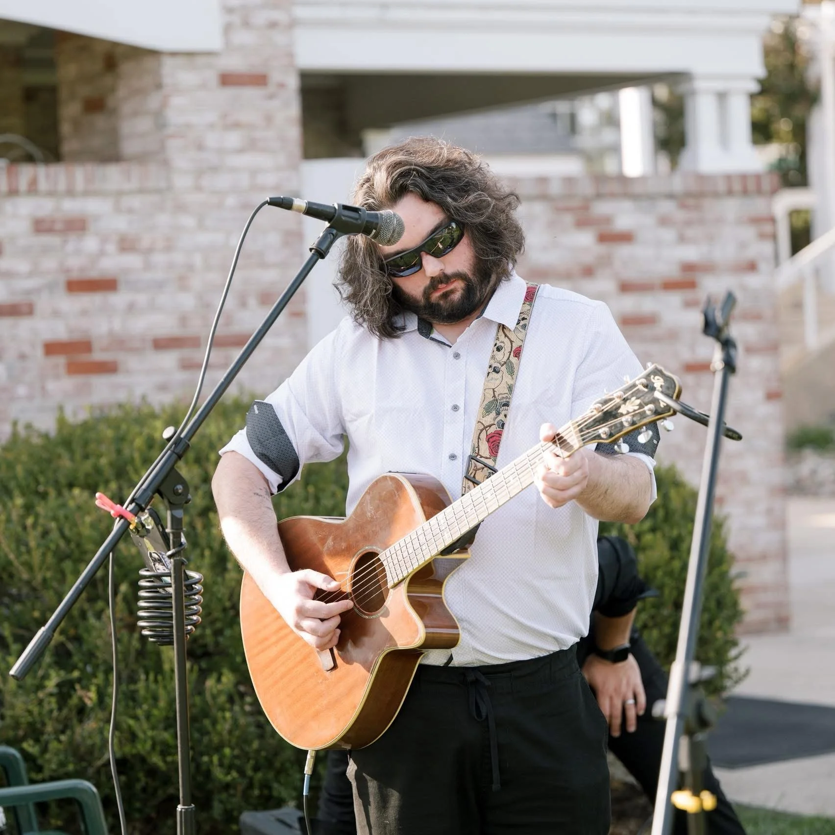 LIVE MUSIC Ian Gallagher