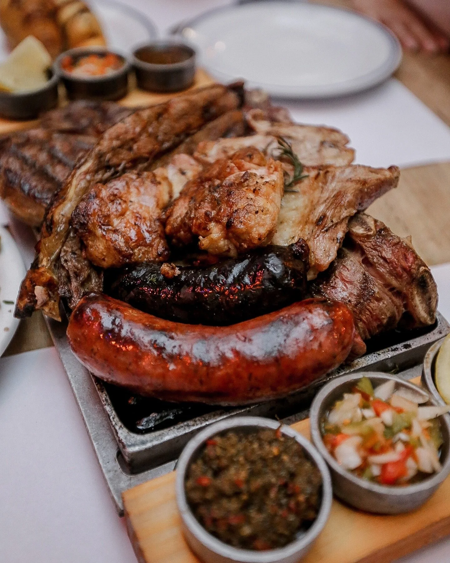 Parrillada para tres, porque con amigos todo se disfruta m&aacute;s. 🤩

🔥 &iquest;Con qui&eacute;nes vas a compartir la tuya? 
Etiqu&eacute;talos y reserva tu mesa en #ladoritamadrid

⚜️Reservas al +34 692 70 81 06 (enlace en bio)
⚜️Te esperamos en