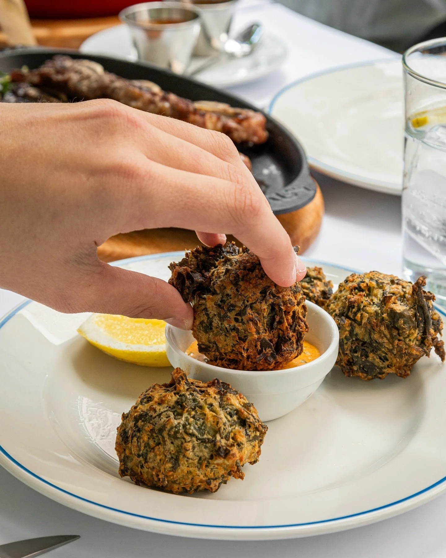 Bu&ntilde;uelos de acelga con mayonesa de sriracha 🌶️🤩

&iexcl;El entrante perfecto para compartir y disfrutar en nuestra terraza! &iquest;Listos para saborear esta delicia?

⚜️Reservas al +34 692 70 81 06 (enlace en bio)
⚜️Te esperamos en 👉🏼 C. 