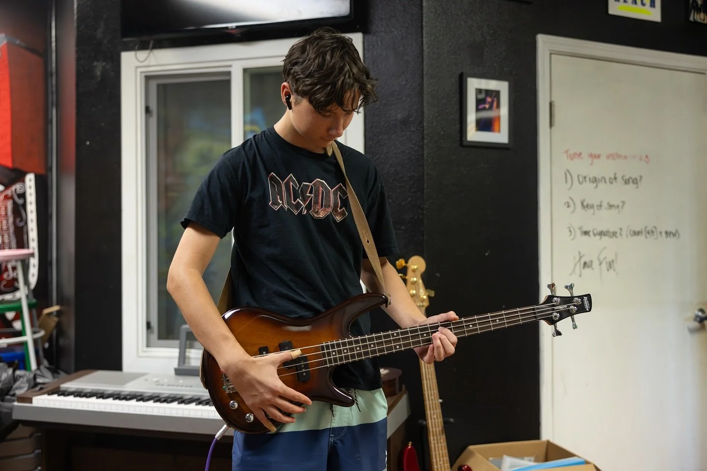 🌺 Happy Aloha Friday, ʻohana! Closing out the week with nothing but good vibes and amazing music. 🎶✨

#Music #AlohaFriday #Bass #Keyboard #Guitar #Musicians #MusicMaking #YoungMusician #JamSession #MusicVibes #StudioShaka #Hawaii #Hilo #HawaiiMusic