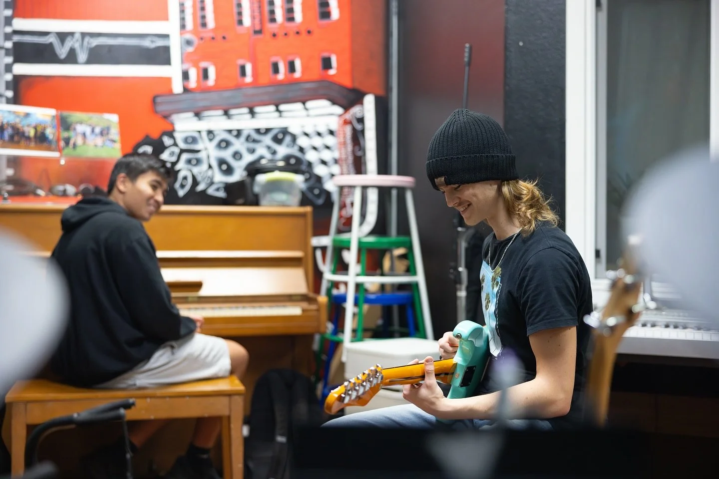 Turning practice into passion 🎶💪 Our students are jamming hard on guitar 🎸 drums 🥁 and piano 🎹 building skills and making music together! 🤩💯

#Music #Piano #Jamming #Practice #Bass #Artists #YoungArtists #MusicMaking #MusicPractice #YoungMusic