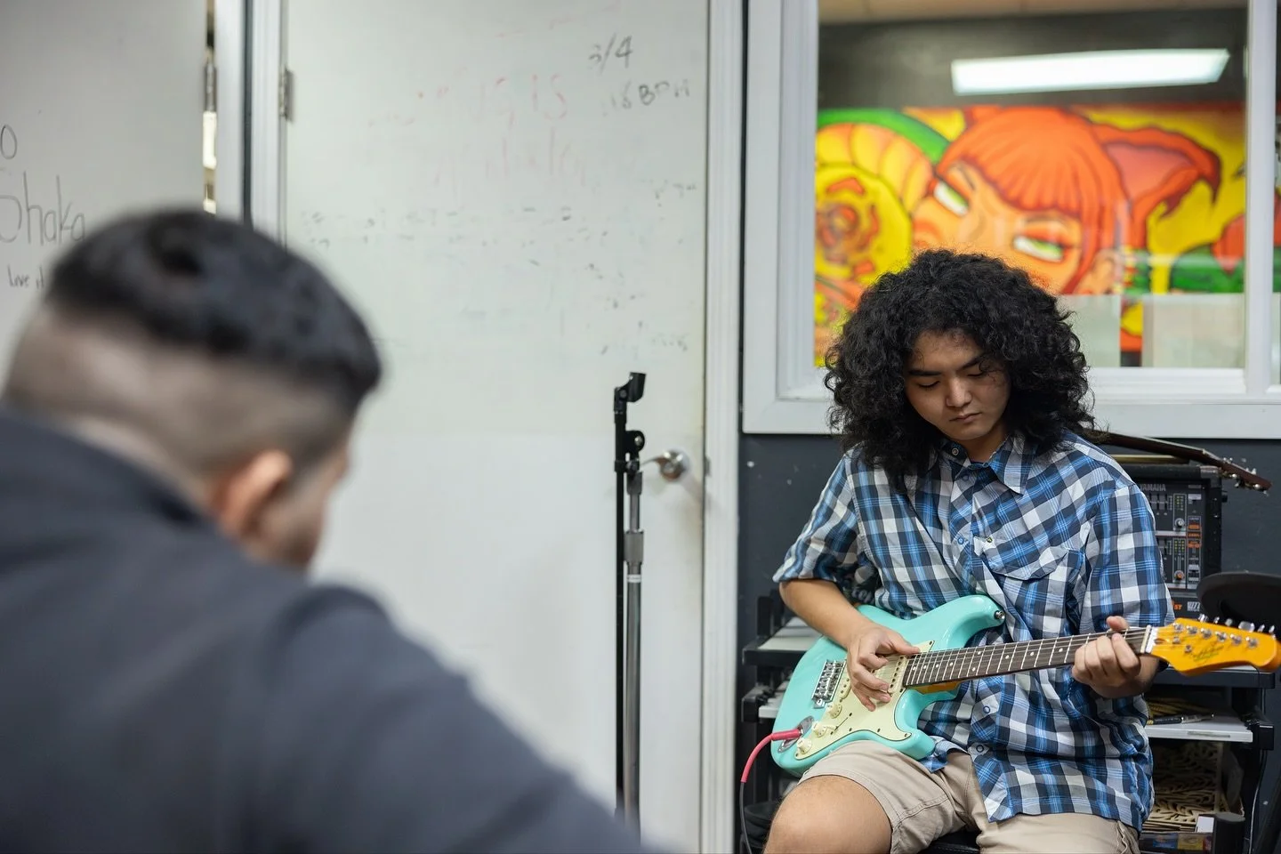 From riffs to rhythm, these students are helping each other grow one chord at a time! 🤙🎸🤩

#Music #Jamming #Guitar #Practice #MakingMusic #LearnMusic #StudentArtists #YoungArtists #Hilo #Hawaii #Bass
