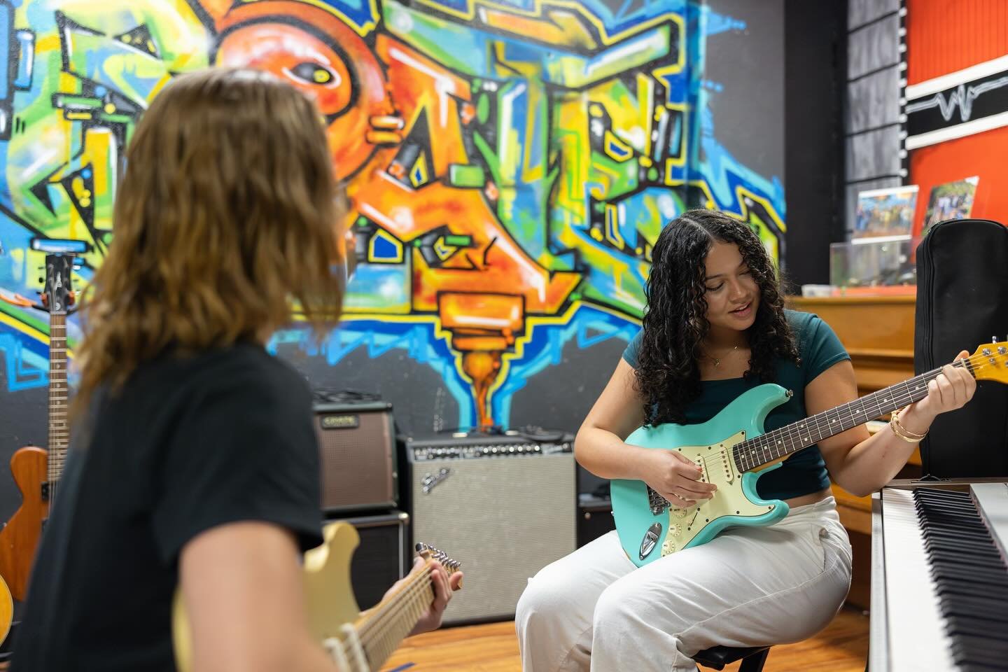 Collaboration in its purest form 🤩 new students learning the ropes, experienced ones sharing the tunes! 🎸🎵

#Music #TeachingMusic #MakingMusic #Guitar #MondayMusic #StudentArtists #TeachingOthers #Bass #Learning #StudioShaka #Hilo #Hawaii